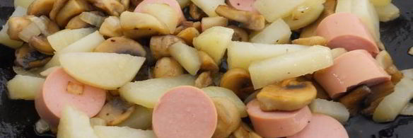 жареные шампиньоны с картофелем, сосисками и яйцом