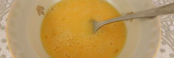 жареные шампиньоны с картофелем, сосисками и яйцом