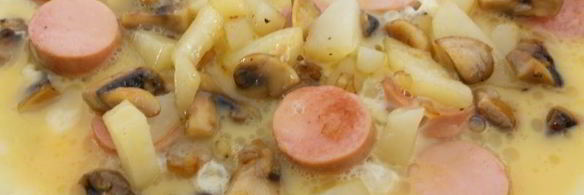 жареные шампиньоны с картофелем, сосисками и яйцом
