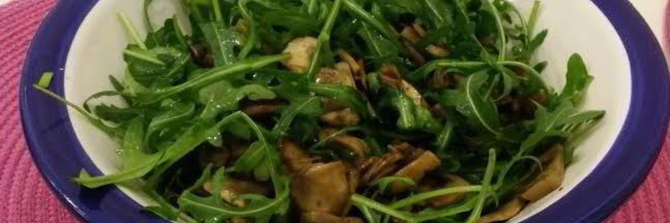 Жареные шампиньоны в соевом соусе с рукколой