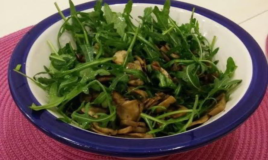 Рецепт жареных шампиньонов в соевом соусе с рукколой
