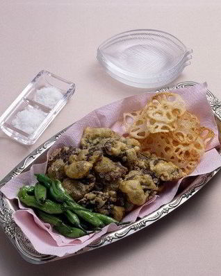 Золотистые грибы в кляре с зеленым луком