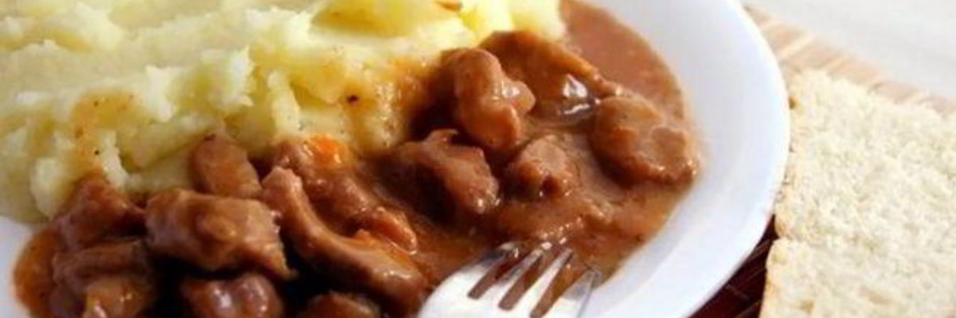 Гуляш из говядины с пюре и подливой