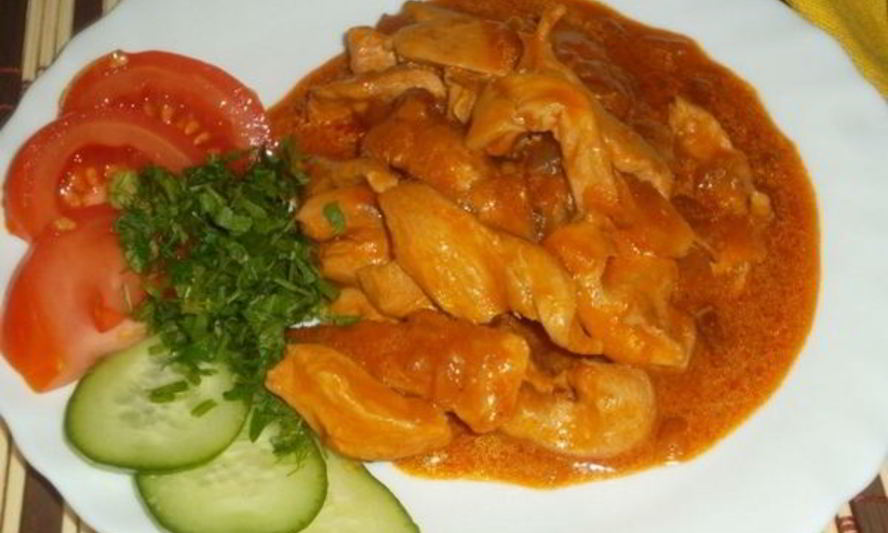 Рецепт гуляша из куриного филе с овощами и сметаной