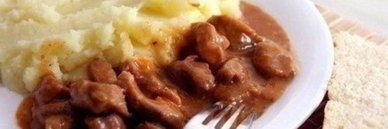 Мясной гуляш с подливкой и картофельным пюре