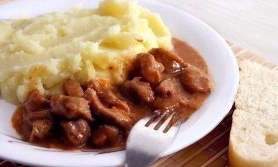 Рецепт мясного гуляша с подливкой и картофельным пюре