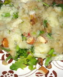 Картофельное пюре в остром соусе с орехами