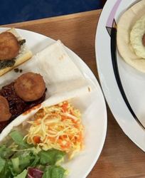 Фалафель в пите с соусом гуакамоле и овощами