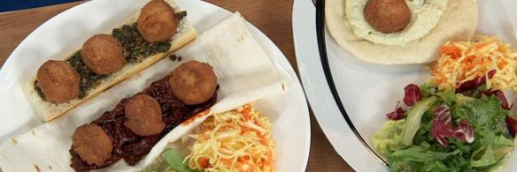 фалафель в пите с соусом гуакамоле и овощами