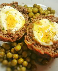 Говяжья котлета с яйцом всмятку