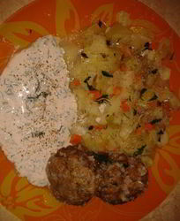 Котлетки с рисом под нежным соусом с капустным гарниром