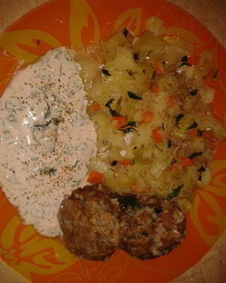 Котлетки с рисом под нежным соусом с капустным гарниром