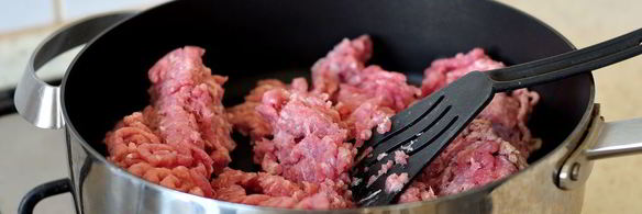 котлеты из картофеля и свинины с соусом из маринованных огурцов