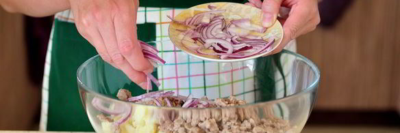 котлеты из картофеля и свинины с соусом из маринованных огурцов