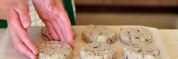 котлеты из картофеля и свинины с соусом из маринованных огурцов