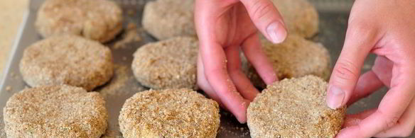 котлеты из картофеля и свинины с соусом из маринованных огурцов