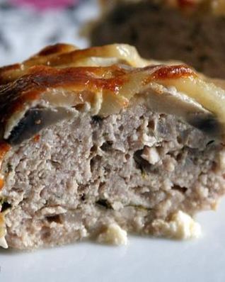 Котлеты под шампиньонами и сливочной заливкой