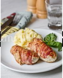 Куриные котлеты с яблоками в беконе