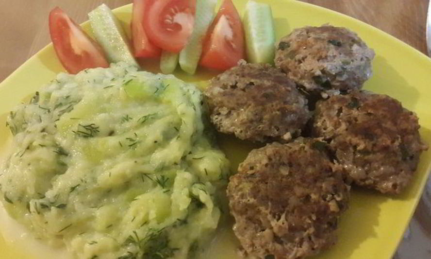 Рецепт мясных котлет с гречкой и кабачковое пюре