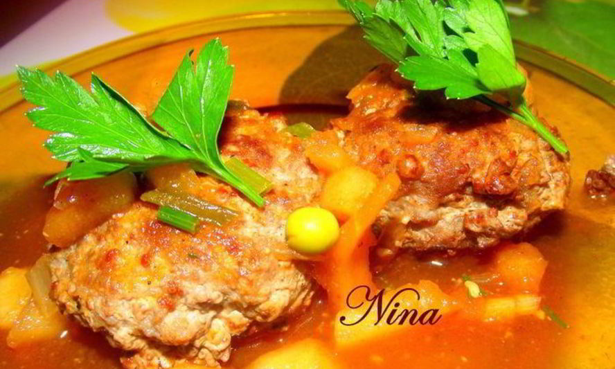 Рецепт мясных котлет с необычным подливом из яблока