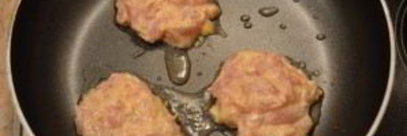 рубленые куриные котлеты с сыром на сковороде