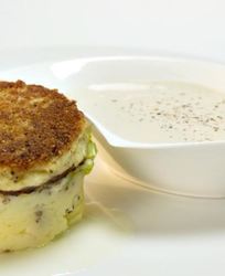 Рыбные котлеты с картофельным пюре и соево-сметанным соусом