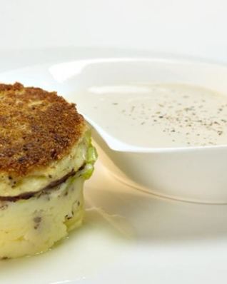 Рыбные котлеты с картофельным пюре и соево-сметанным соусом