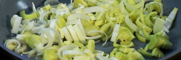 рыбные котлеты с картофельным пюре и соево-сметанным соусом