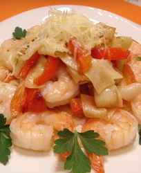 Лапша паппарделле с креветками и сладким перцем