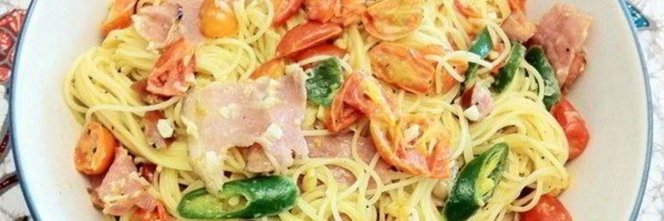 Лапша с сосисками, помидорами и зеленым чили перцем