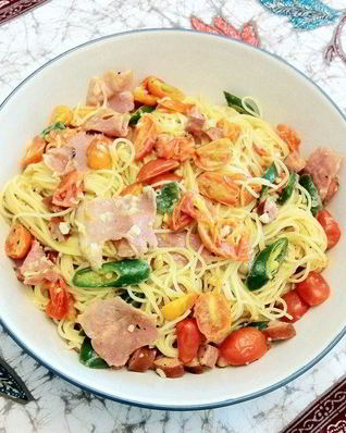 Лапша с сосисками, помидорами и зеленым чили перцем