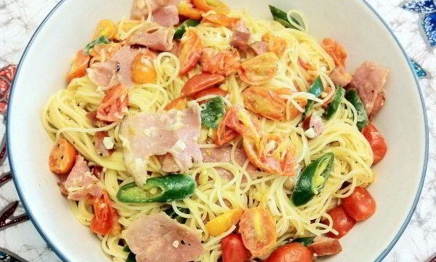 Рецепт лапши с сосисками, помидорами и зеленым чили перцем