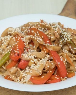 Лапша вок с курицей и кабачками