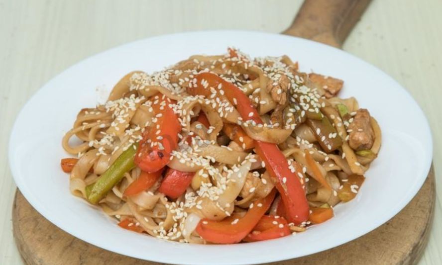Рецепт лапши вок с курицей и кабачками