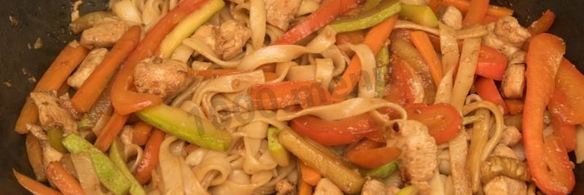 лапша вок с курицей и кабачками