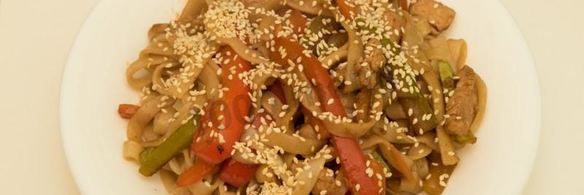 лапша вок с курицей и кабачками