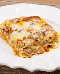 Лазанья с мясным фаршем, соусом и грибами