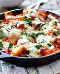 Мясная лазанья в сковороде