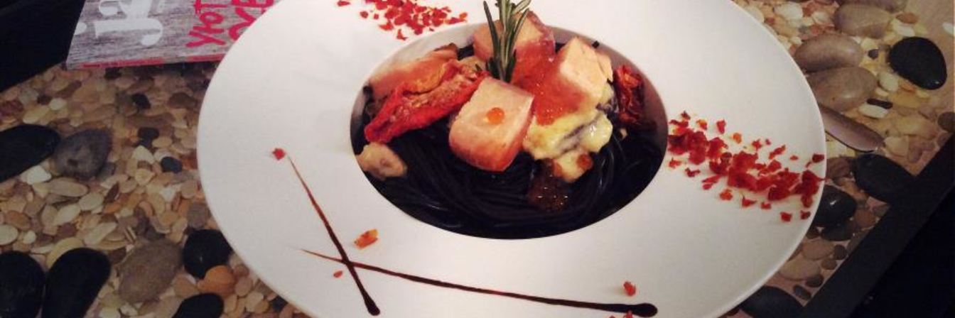 Черная паста в сливочном соусе с лососем и красной икрой