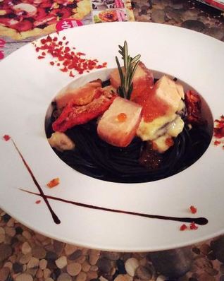 Черная паста в сливочном соусе с лососем и красной икрой