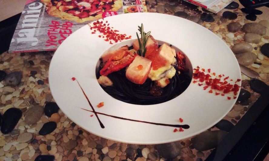 Рецепт черной пасты в сливочном соусе с лососем и красной икрой