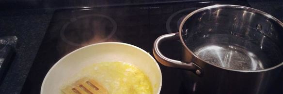 черная паста в сливочном соусе с лососем и красной икрой