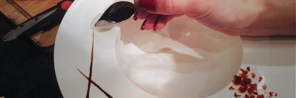 черная паста в сливочном соусе с лососем и красной икрой