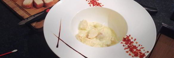 черная паста в сливочном соусе с лососем и красной икрой