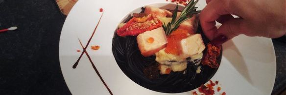 черная паста в сливочном соусе с лососем и красной икрой