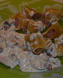 Каннеллони фаршированные в сливочном соусе