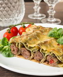 Каннеллони с говядиной под шпинатным соусом