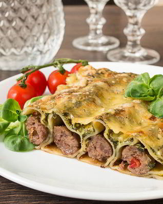 Каннеллони с говядиной под шпинатным соусом