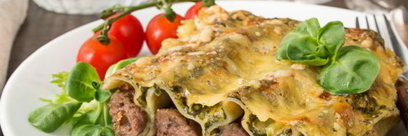 каннеллони с говядиной под шпинатным соусом