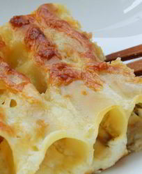 Каннеллони с курицей, ветчиной и грибами